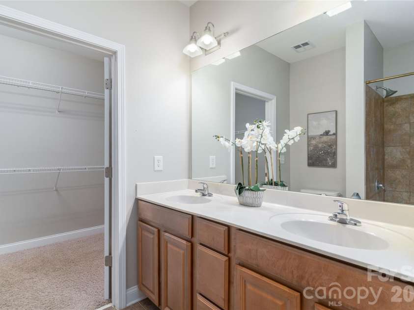 1000 Woodlawn Road, Charlotte, NC 28209.  MLS# CAR4420305, YatesRealty ID 2368. Primary bathroom