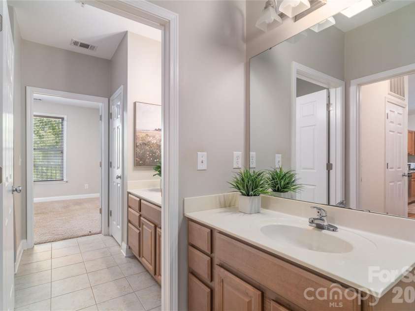 1000 Woodlawn Road, Charlotte, NC 28209.  MLS# CAR4420305, YatesRealty ID 2368. Secondary bathroom
