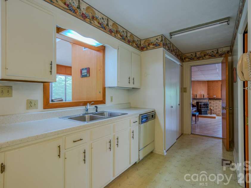 22 Tilson Trail, Asheville, NC 28805.  MLS# CAR4383997, YatesRealty ID 23680. 