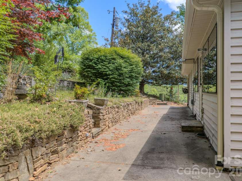 22 Tilson Trail, Asheville, NC 28805.  MLS# CAR4383997, YatesRealty ID 23680. 