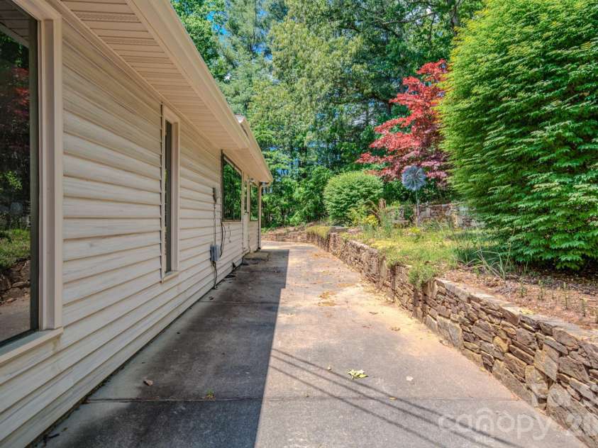 22 Tilson Trail, Asheville, NC 28805.  MLS# CAR4383997, YatesRealty ID 23680. 
