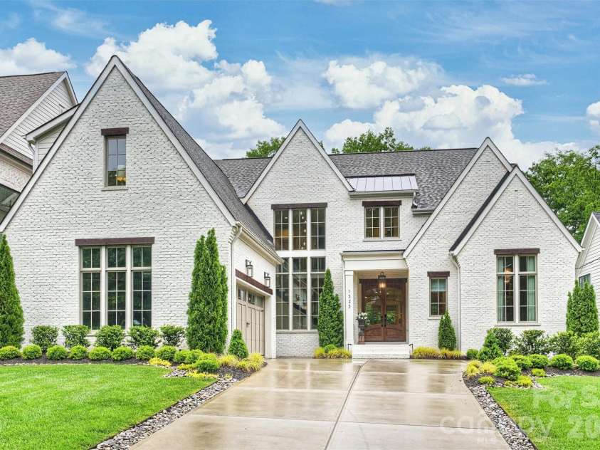 1525 Lynway Drive, Charlotte, NC 28203.  MLS# CAR4383789, YatesRealty ID 23684. 
