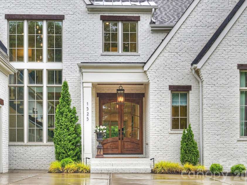 1525 Lynway Drive, Charlotte, NC 28203.  MLS# CAR4383789, YatesRealty ID 23684. 