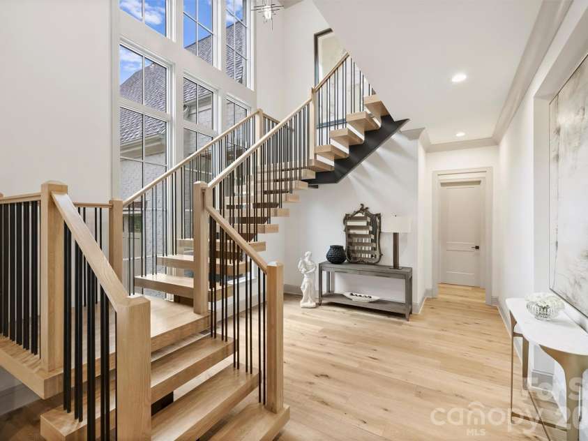 1525 Lynway Drive, Charlotte, NC 28203.  MLS# CAR4383789, YatesRealty ID 23684. 