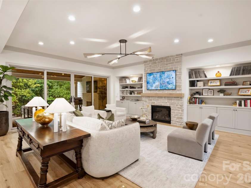 1525 Lynway Drive, Charlotte, NC 28203.  MLS# CAR4383789, YatesRealty ID 23684. 