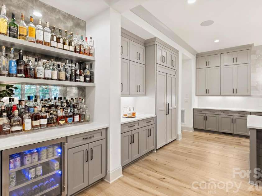 1525 Lynway Drive, Charlotte, NC 28203.  MLS# CAR4383789, YatesRealty ID 23684. 