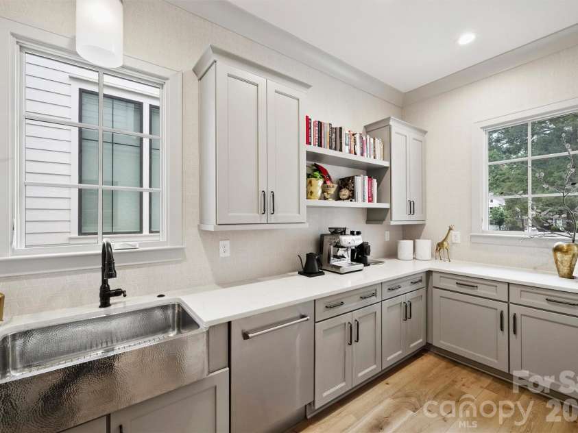 1525 Lynway Drive, Charlotte, NC 28203.  MLS# CAR4383789, YatesRealty ID 23684. 