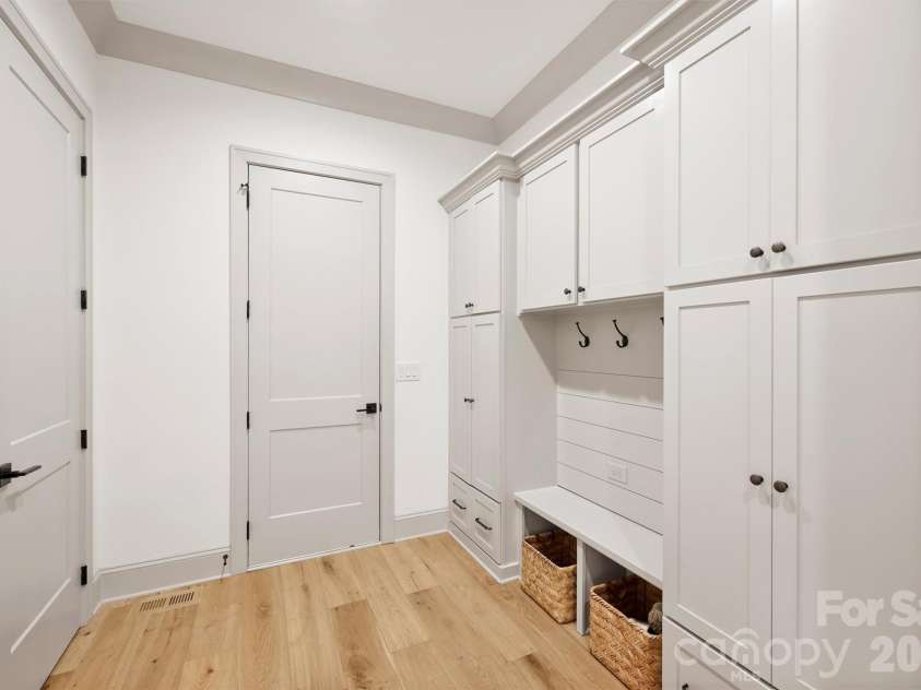 1525 Lynway Drive, Charlotte, NC 28203.  MLS# CAR4383789, YatesRealty ID 23684. 