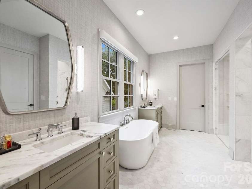 1525 Lynway Drive, Charlotte, NC 28203.  MLS# CAR4383789, YatesRealty ID 23684. 