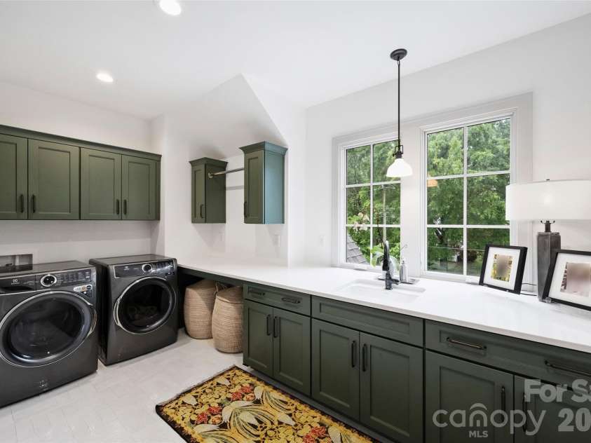 1525 Lynway Drive, Charlotte, NC 28203.  MLS# CAR4383789, YatesRealty ID 23684. 