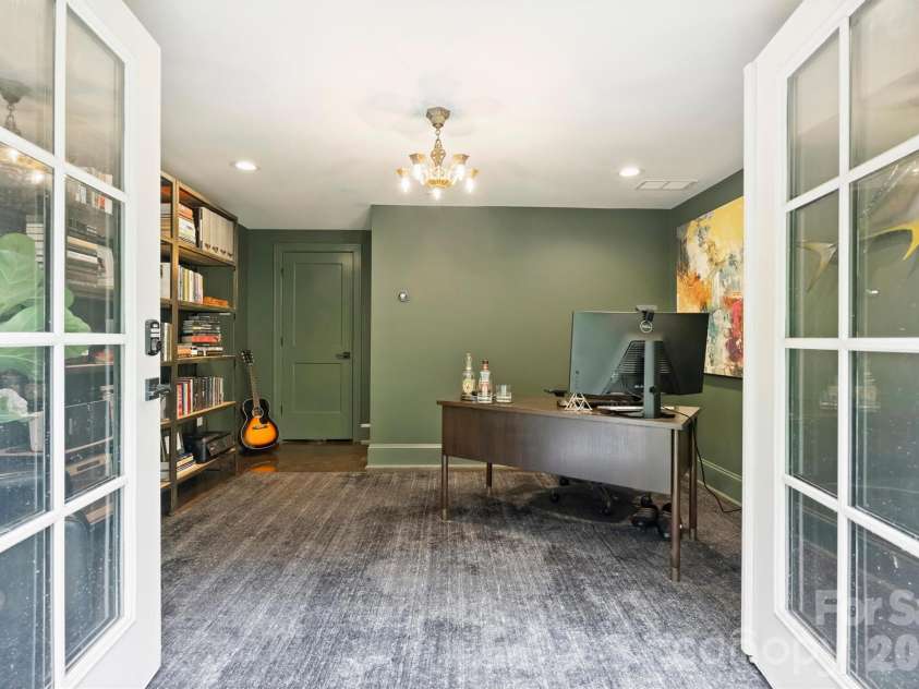 1525 Lynway Drive, Charlotte, NC 28203.  MLS# CAR4383789, YatesRealty ID 23684. 