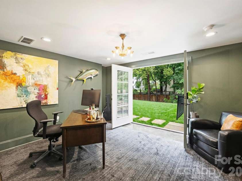 1525 Lynway Drive, Charlotte, NC 28203.  MLS# CAR4383789, YatesRealty ID 23684. 