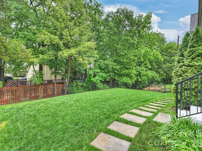 1525 Lynway Drive, Charlotte, NC 28203.  MLS# CAR4383789, YatesRealty ID 23684. 