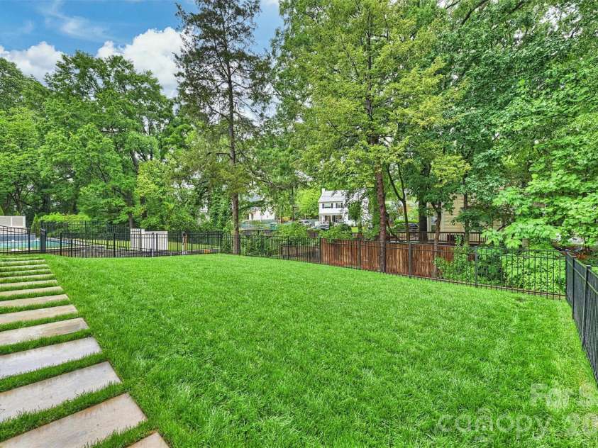 1525 Lynway Drive, Charlotte, NC 28203.  MLS# CAR4383789, YatesRealty ID 23684. 