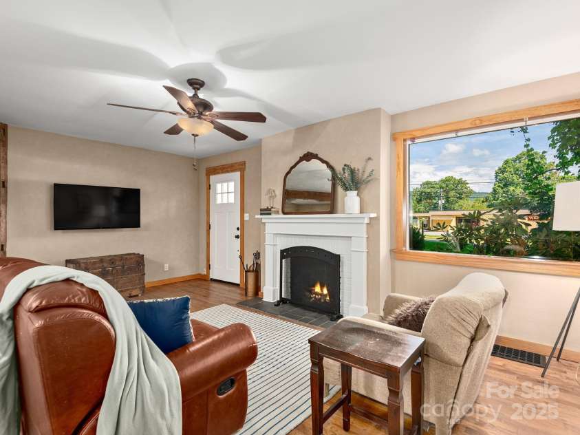 915 Tunnel Road, Asheville, NC 28805.  MLS# CAR4277136, YatesRealty ID 23687. 