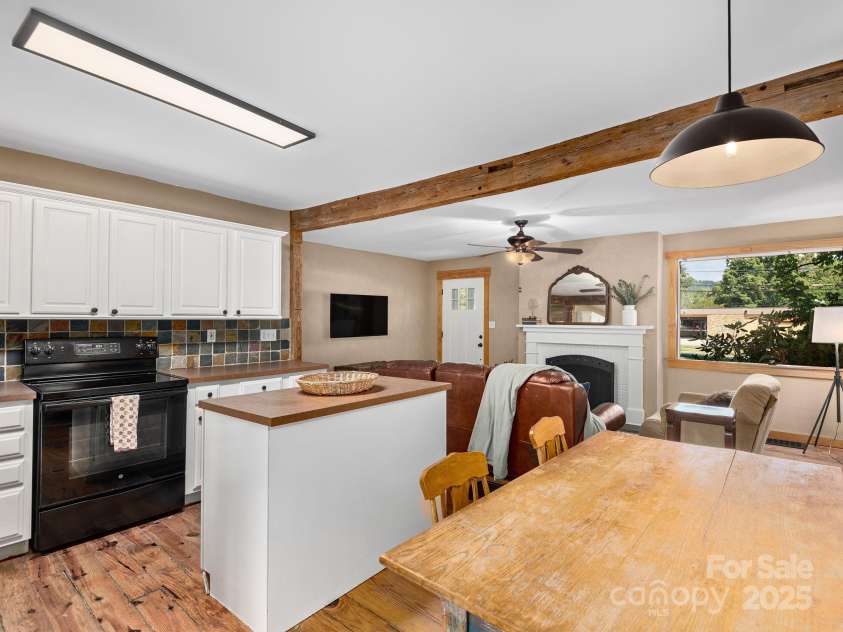 915 Tunnel Road, Asheville, NC 28805.  MLS# CAR4277136, YatesRealty ID 23687. 