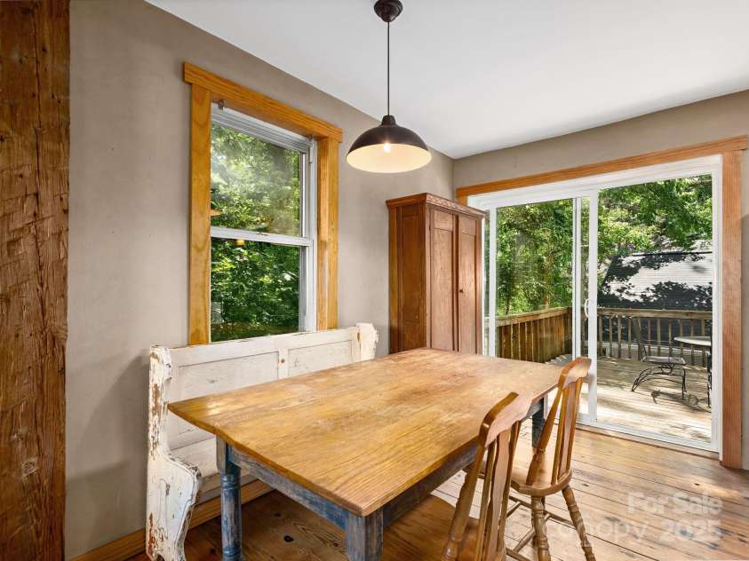 915 Tunnel Road, Asheville, NC 28805.  MLS# CAR4277136, YatesRealty ID 23687. 