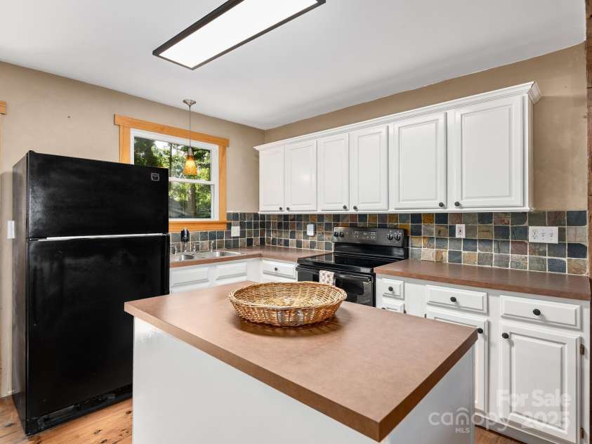 915 Tunnel Road, Asheville, NC 28805.  MLS# CAR4277136, YatesRealty ID 23687. 