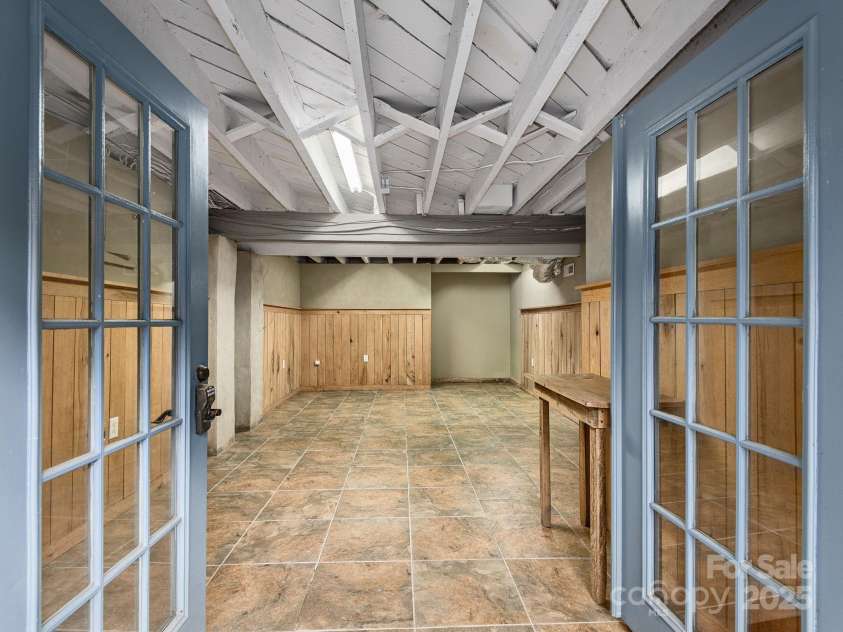 915 Tunnel Road, Asheville, NC 28805.  MLS# CAR4277136, YatesRealty ID 23687. 