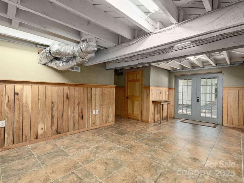 915 Tunnel Road, Asheville, NC 28805.  MLS# CAR4277136, YatesRealty ID 23687. 