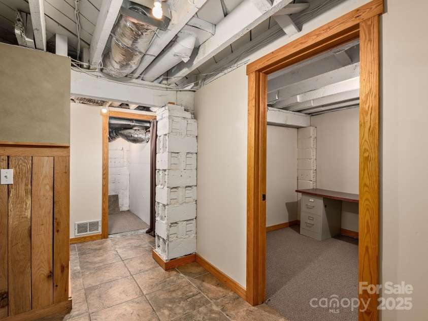 915 Tunnel Road, Asheville, NC 28805.  MLS# CAR4277136, YatesRealty ID 23687. 