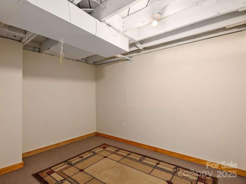 915 Tunnel Road, Asheville, NC 28805.  MLS# CAR4277136, YatesRealty ID 23687. 