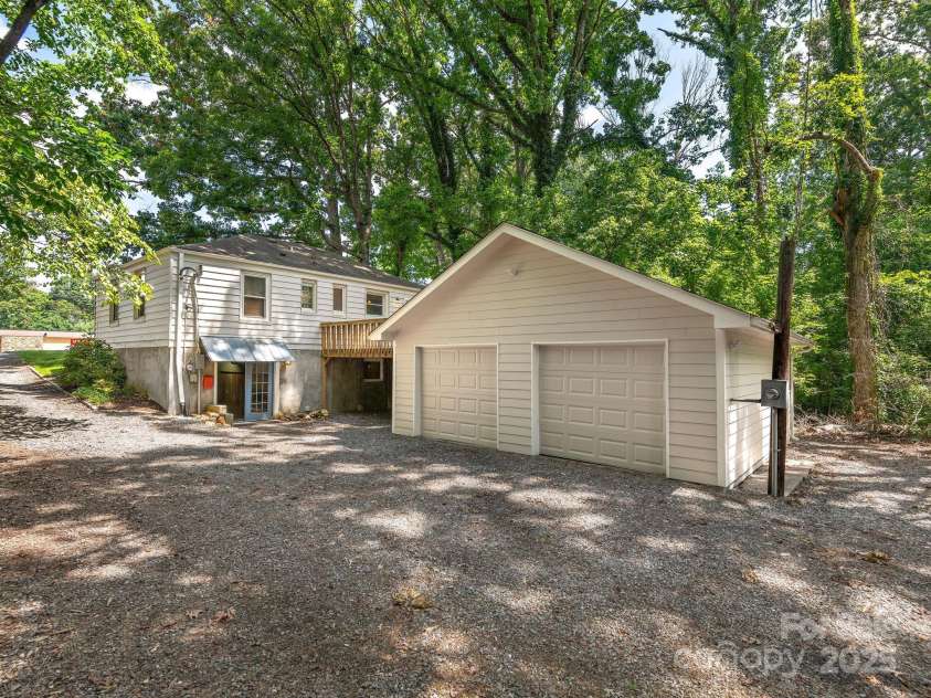 915 Tunnel Road, Asheville, NC 28805.  MLS# CAR4277136, YatesRealty ID 23687. 