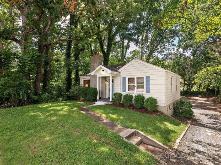 915 Tunnel Road, Asheville, NC 28805.  MLS# CAR4277136, YatesRealty ID 23687. 