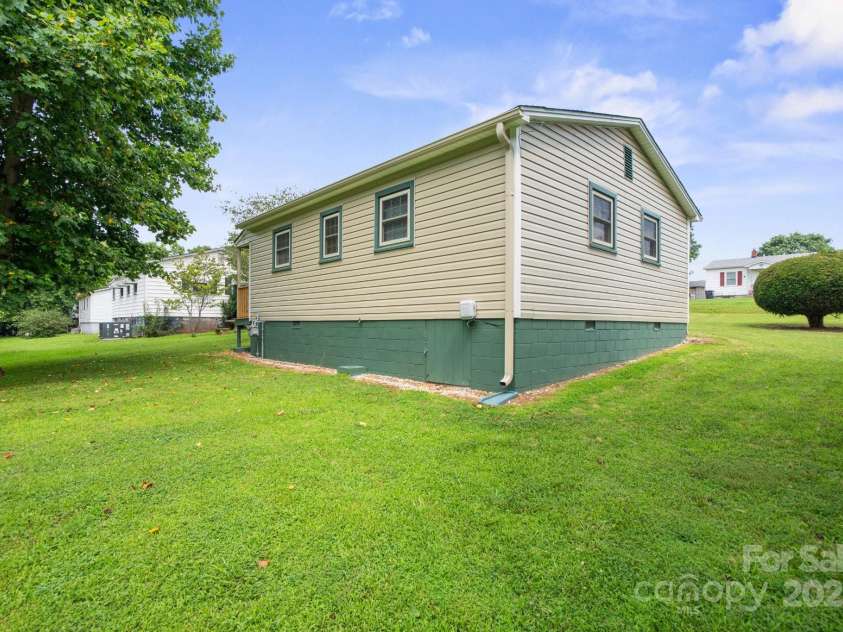 2321 Cline Street, Statesville, NC 28677.  MLS# CAR4277020, YatesRealty ID 23688. 