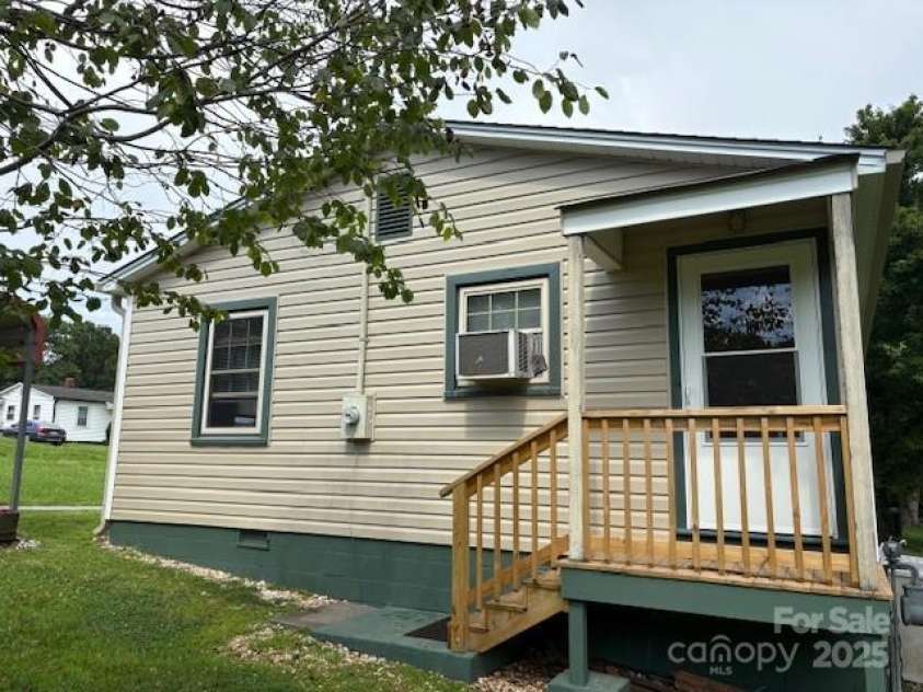 2321 Cline Street, Statesville, NC 28677.  MLS# CAR4277020, YatesRealty ID 23688. 