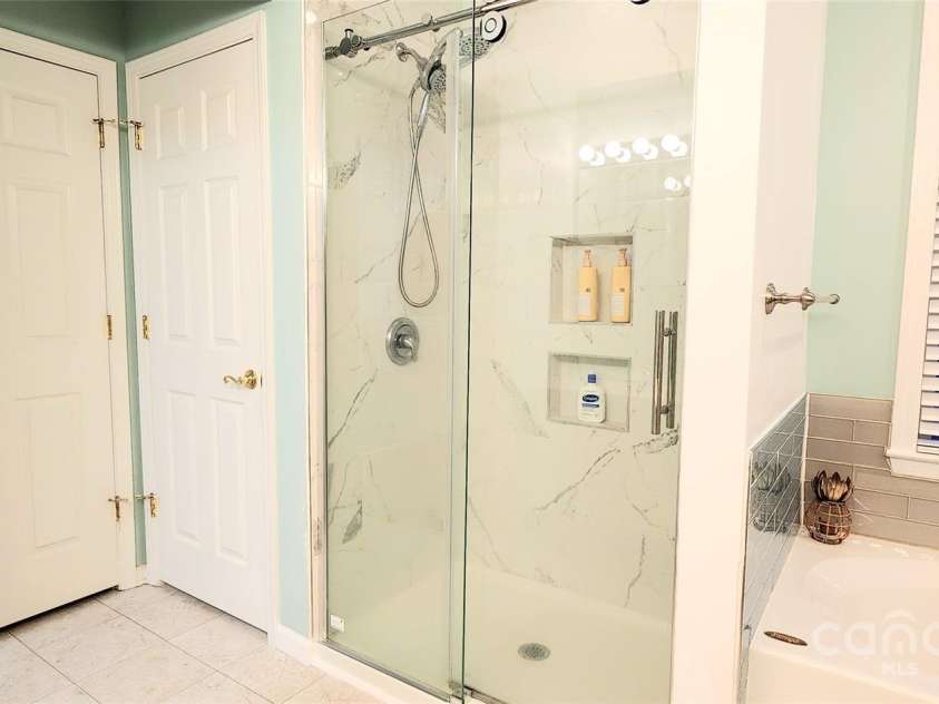 14021 Eldon Drive, Charlotte, NC 28277.  MLS# CAR4209893, YatesRealty ID 2369. Shower and Tub