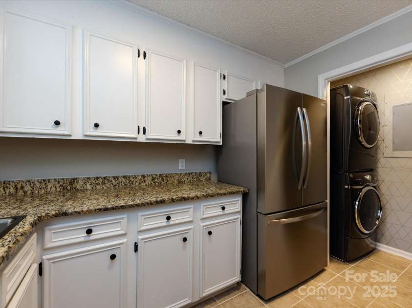 7960 Tiburon Circle, Charlotte, NC 28215.  MLS# CAR4276761, YatesRealty ID 23690. 