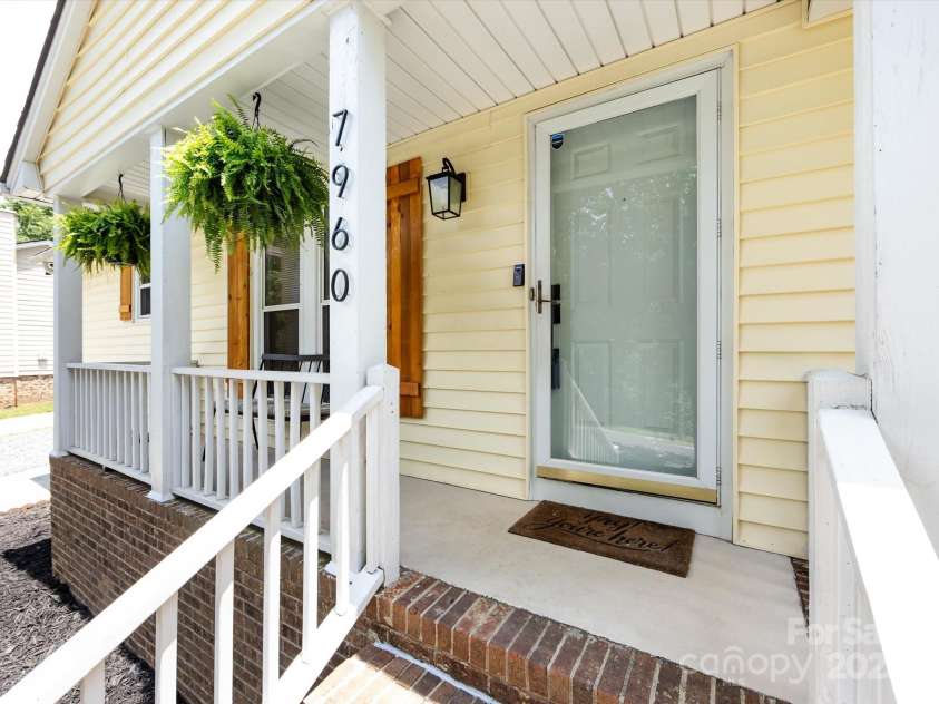 7960 Tiburon Circle, Charlotte, NC 28215.  MLS# CAR4276761, YatesRealty ID 23690. Charming covered front porch, great for enjoying the outdoor air.