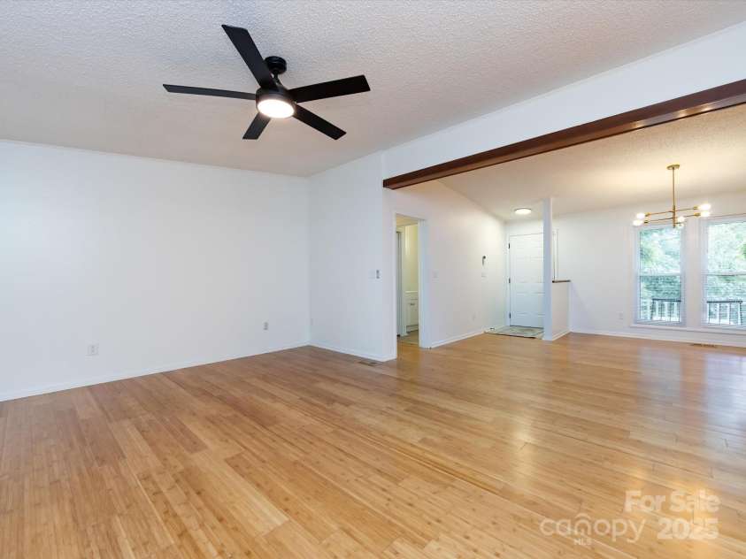 7960 Tiburon Circle, Charlotte, NC 28215.  MLS# CAR4276761, YatesRealty ID 23690. Family room.