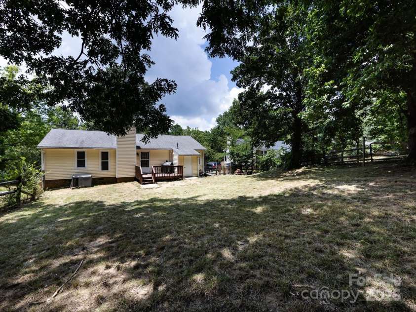 7960 Tiburon Circle, Charlotte, NC 28215.  MLS# CAR4276761, YatesRealty ID 23690. Overall level backyard.