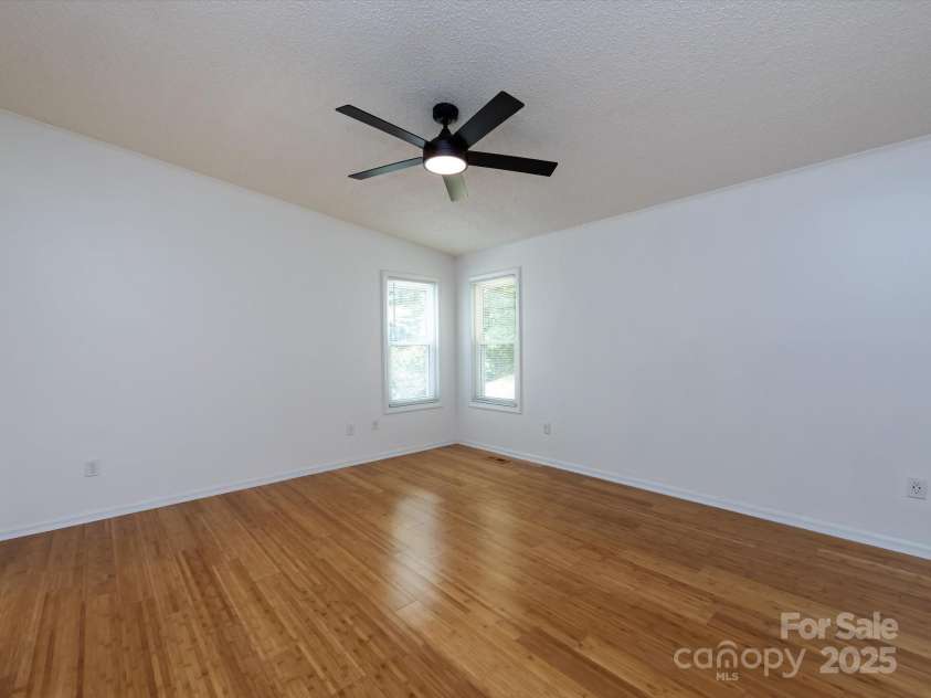 7960 Tiburon Circle, Charlotte, NC 28215.  MLS# CAR4276761, YatesRealty ID 23690. Primary bedroom.