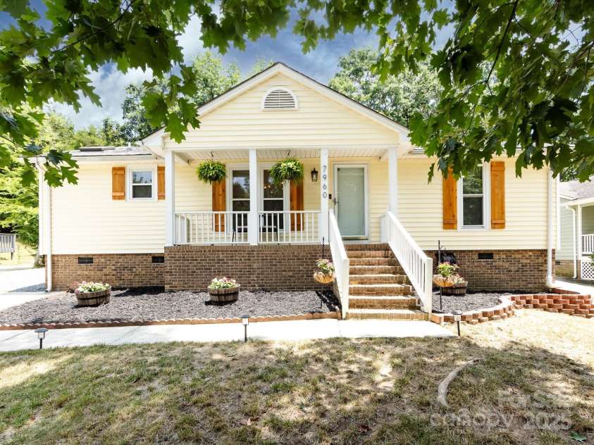 7960 Tiburon Circle, Charlotte, NC 28215.  MLS# CAR4276761, YatesRealty ID 23690. Welcome home to 7960 Tiburon Circle!
