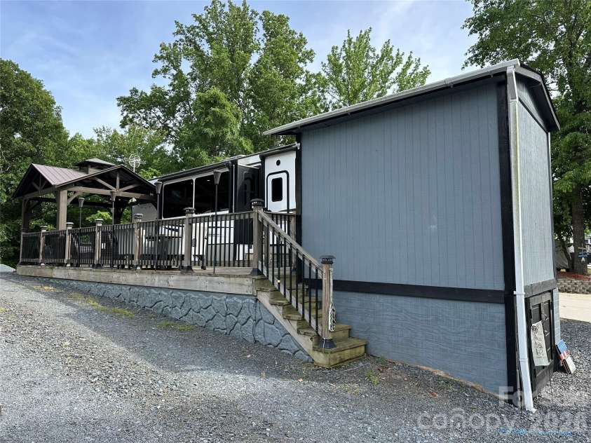 133 Marina Drive, New London, NC 28127.  MLS# CAR4383150, YatesRealty ID 23694. 