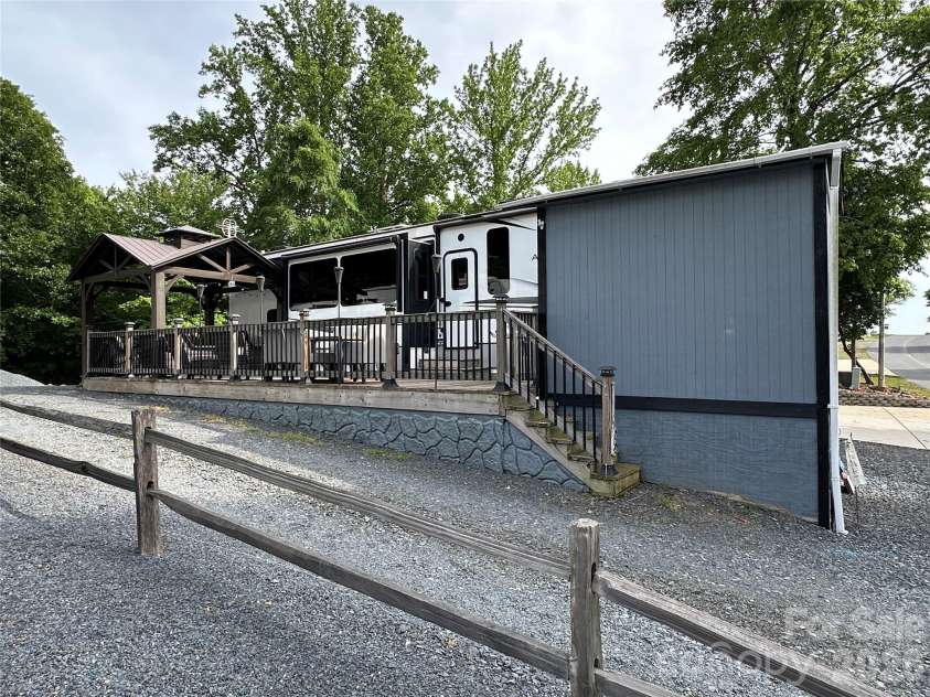 133 Marina Drive, New London, NC 28127.  MLS# CAR4383150, YatesRealty ID 23694. 