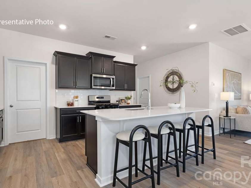 650 13th Avenue Drive, Hickory, NC 28601.  MLS# CAR4384104, YatesRealty ID 23700. 