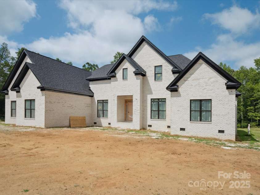 8018 Fairmont Drive, Waxhaw, NC 28173.  MLS# CAR4276331, YatesRealty ID 23700. 