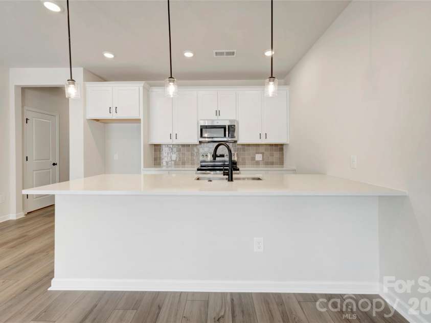 6334 Haller Street, Charlotte, NC 28227.  MLS# CAR4384161, YatesRealty ID 23705. Kitchen peninsula