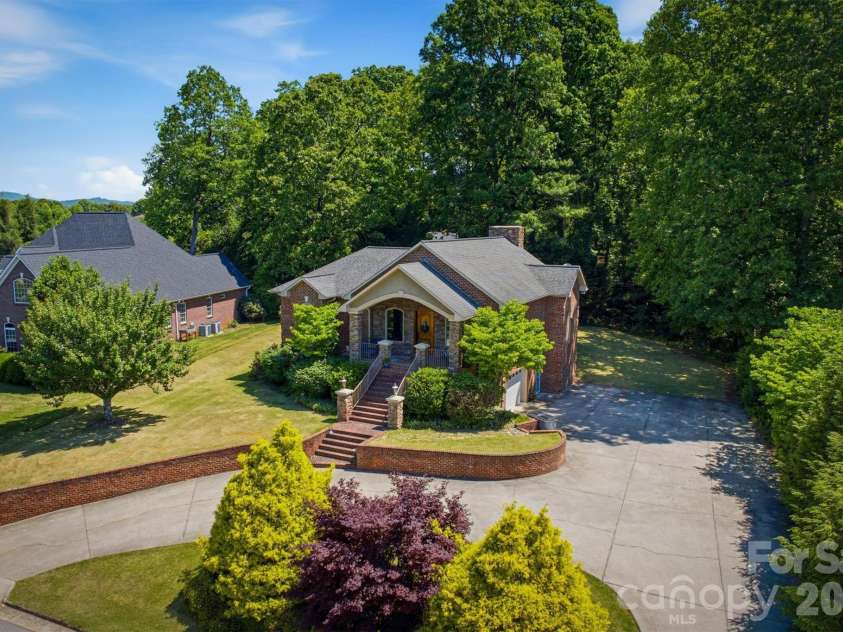405 Golfview Court, Lenoir, NC 28645.  MLS# CAR4359558, YatesRealty ID 23707. 