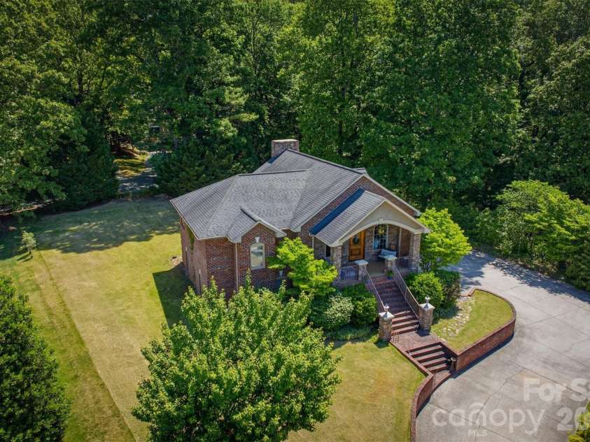 405 Golfview Court, Lenoir, NC 28645.  MLS# CAR4359558, YatesRealty ID 23707. 