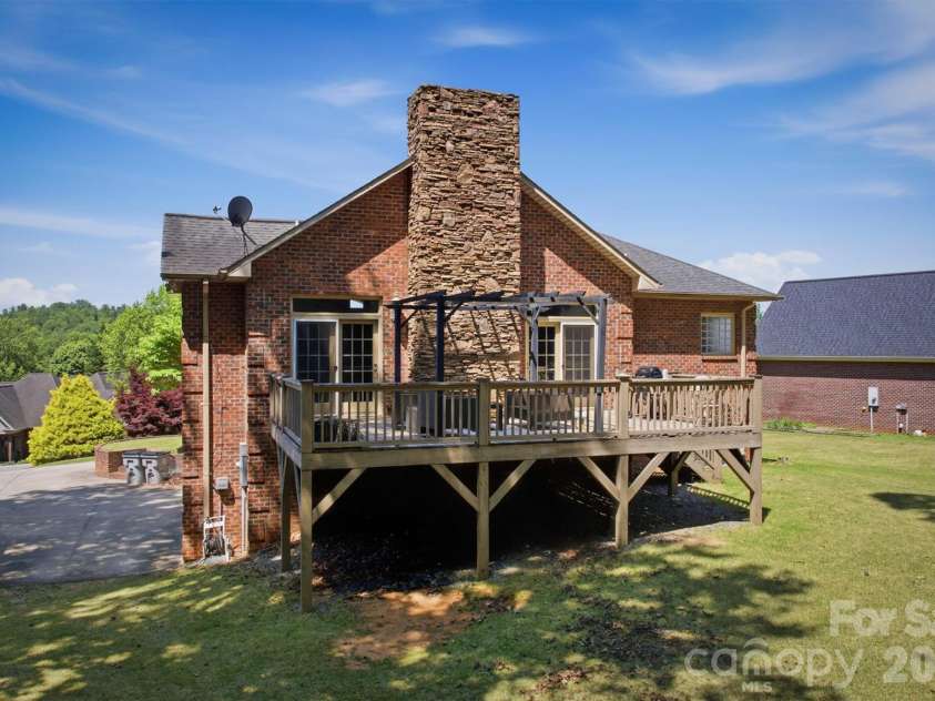 405 Golfview Court, Lenoir, NC 28645.  MLS# CAR4359558, YatesRealty ID 23707. 