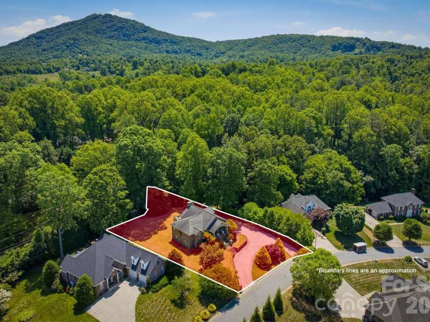 405 Golfview Court, Lenoir, NC 28645.  MLS# CAR4359558, YatesRealty ID 23707. 
