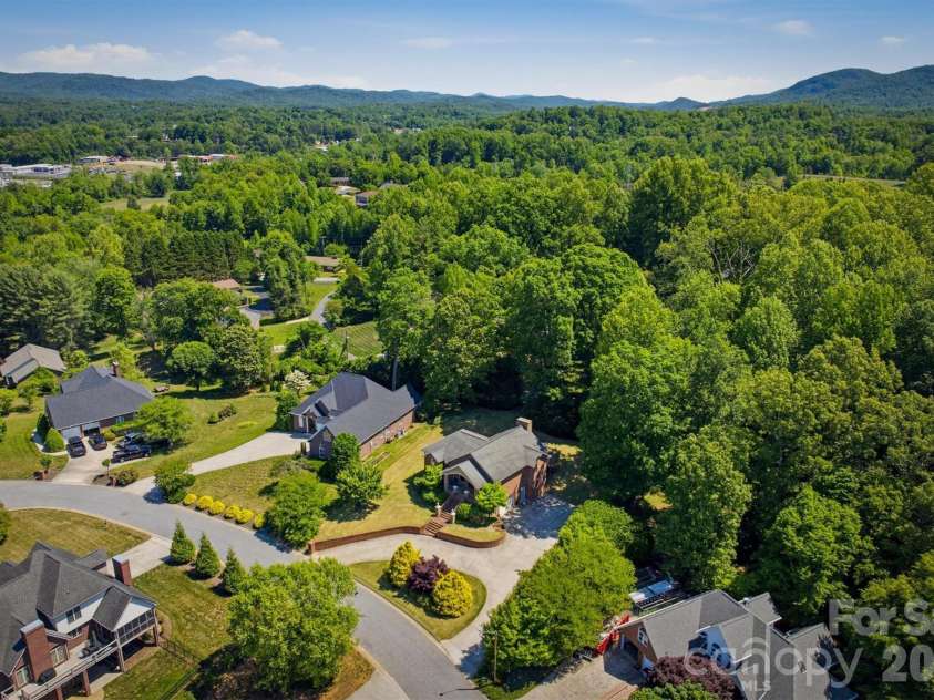 405 Golfview Court, Lenoir, NC 28645.  MLS# CAR4359558, YatesRealty ID 23707. 