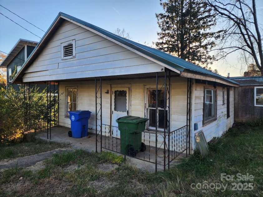 107 Bradley Street, Asheville, NC 28806.  MLS# CAR4317817, YatesRealty ID 2371. 