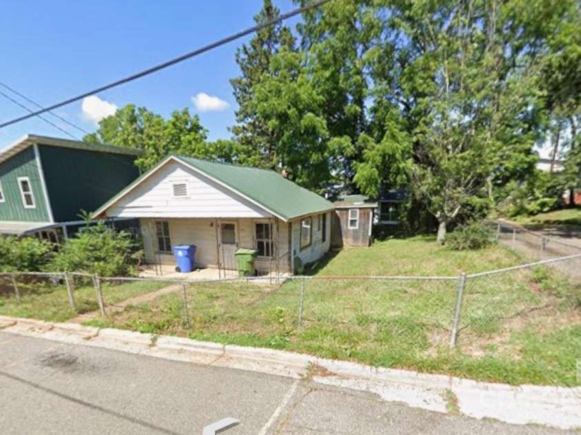 107 Bradley Street, Asheville, NC 28806.  MLS# CAR4317817, YatesRealty ID 2371. Corner lot
