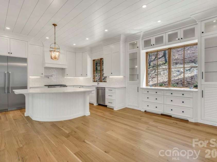 536 Boone Ridge Lane, Boone, NC 28607.  MLS# CAR4381577, YatesRealty ID 23712. Dining area adjacent to kitchen